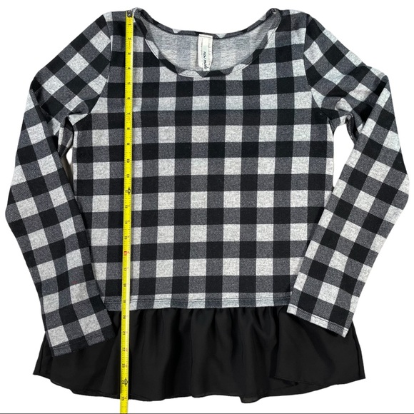 New Mode size medium long sleeve black & white checkered shirt, ruffle bottom - Picture 7 of 9
